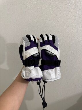 Purple snow gloves